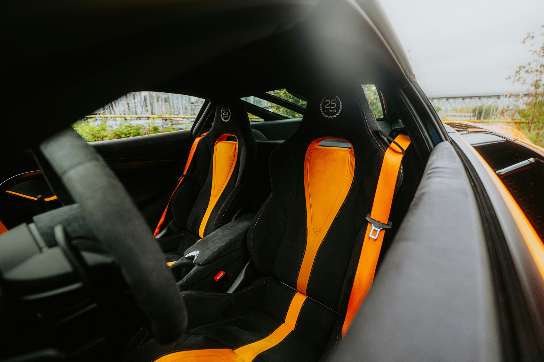 Autositz aus Alcantara wird gereinigt