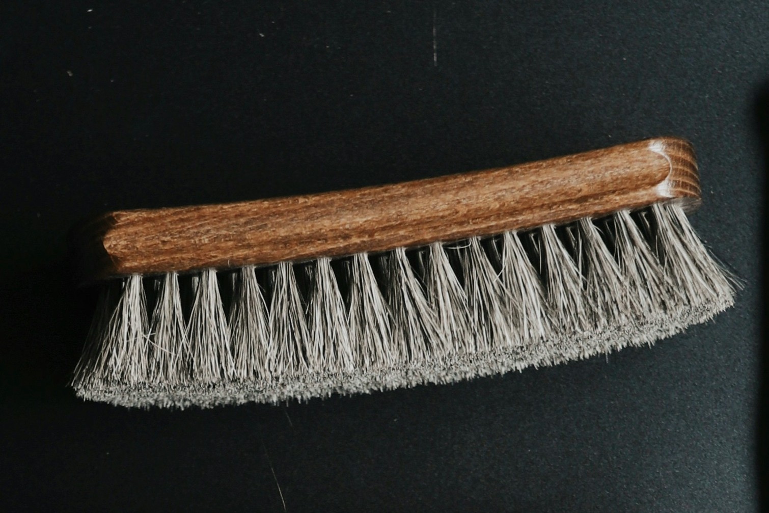 Schuh aus Alcantara wird gereinigt